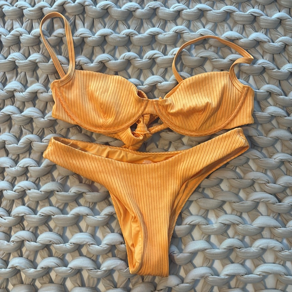 Monday swimwear Clementine rib set (rare, sold out)